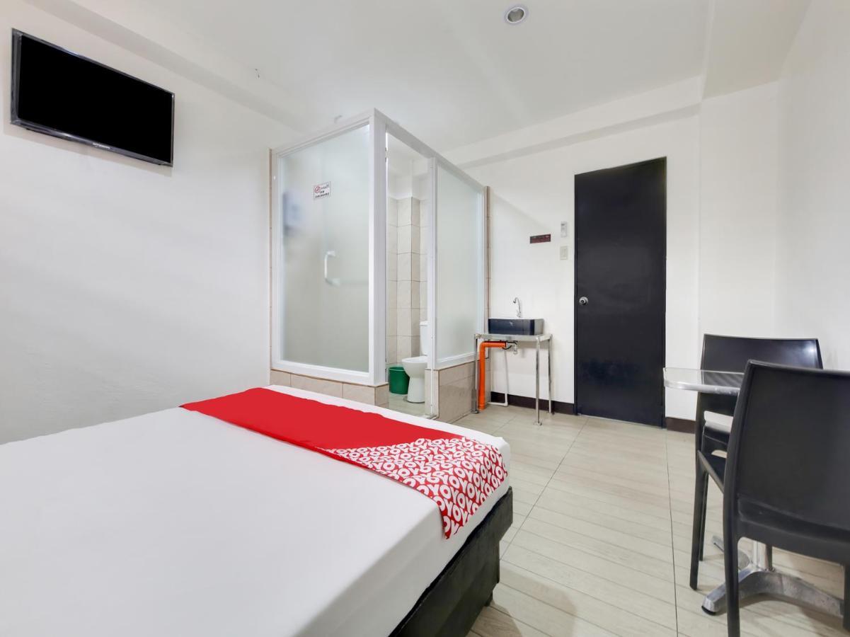 Oyo 895 Golden Majestic Pension Inn マニラ市 エクステリア 写真