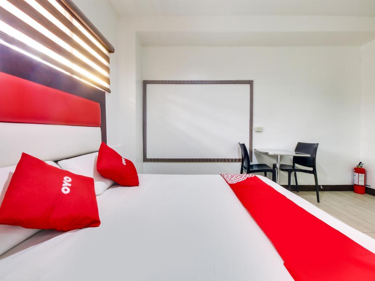 Oyo 895 Golden Majestic Pension Inn マニラ市 エクステリア 写真