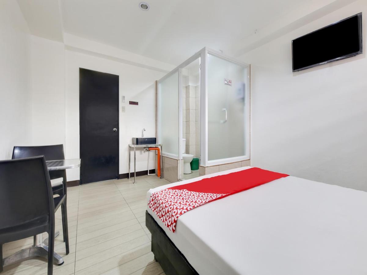 Oyo 895 Golden Majestic Pension Inn マニラ市 エクステリア 写真